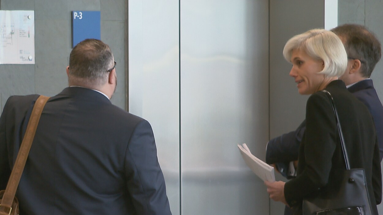 Marie-Frédérique Allard attend un ascenseur dans les couloirs du palais de justice de Québec. Marie-Frédérique Allard attend un ascenseur dans les couloirs du palais de justice de Québec.