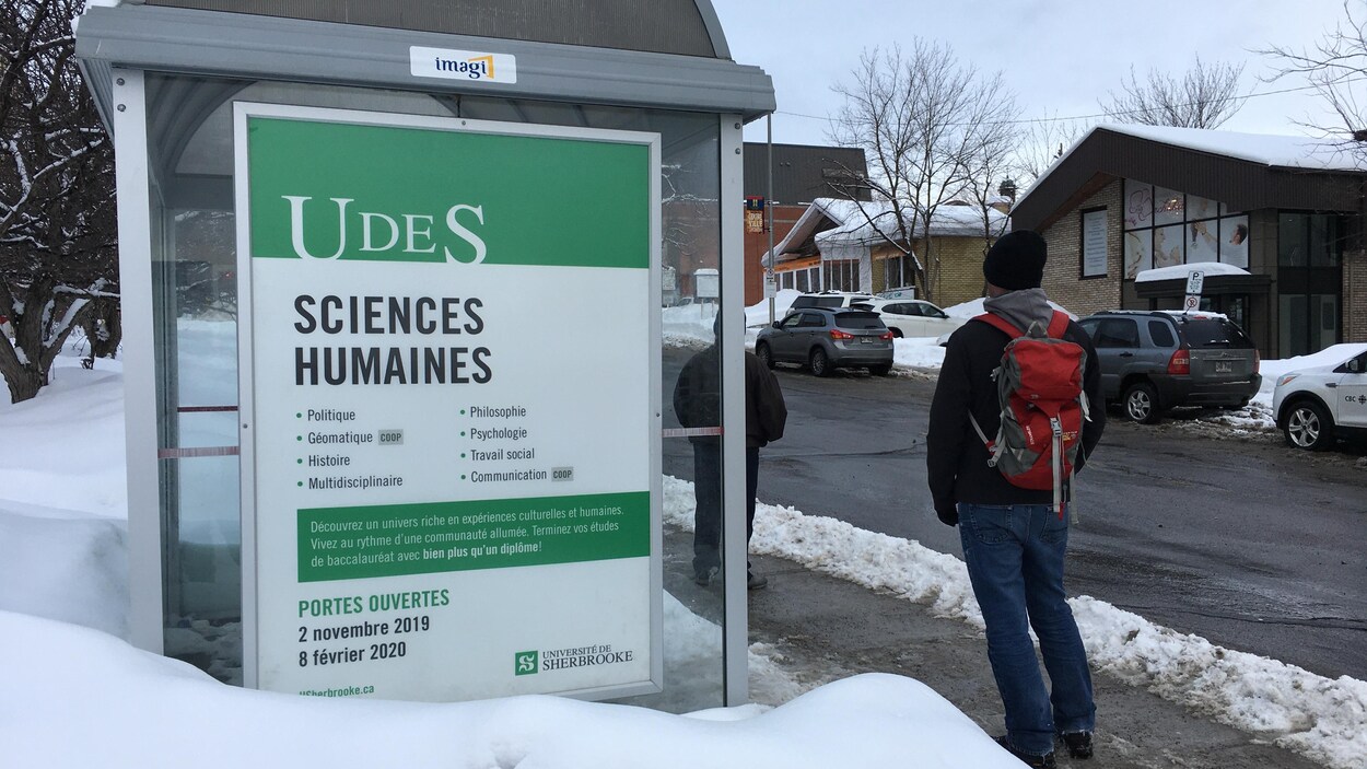 Un abribus de la STS arborant une publicité de l'Université de Sherbrooke.