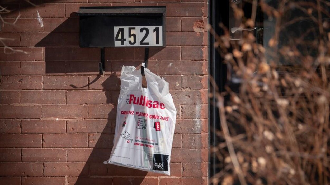 Un Publisac attaché à une boîte aux lettres résidentielle.