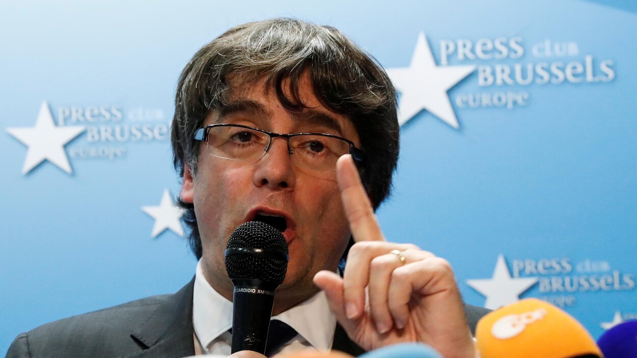 Le président catalan destitué Carles Puigdemont s'adresse aux médias en Belgique. Le président catalan destitué Carles Puigdemont s'adresse aux médias en Belgique.