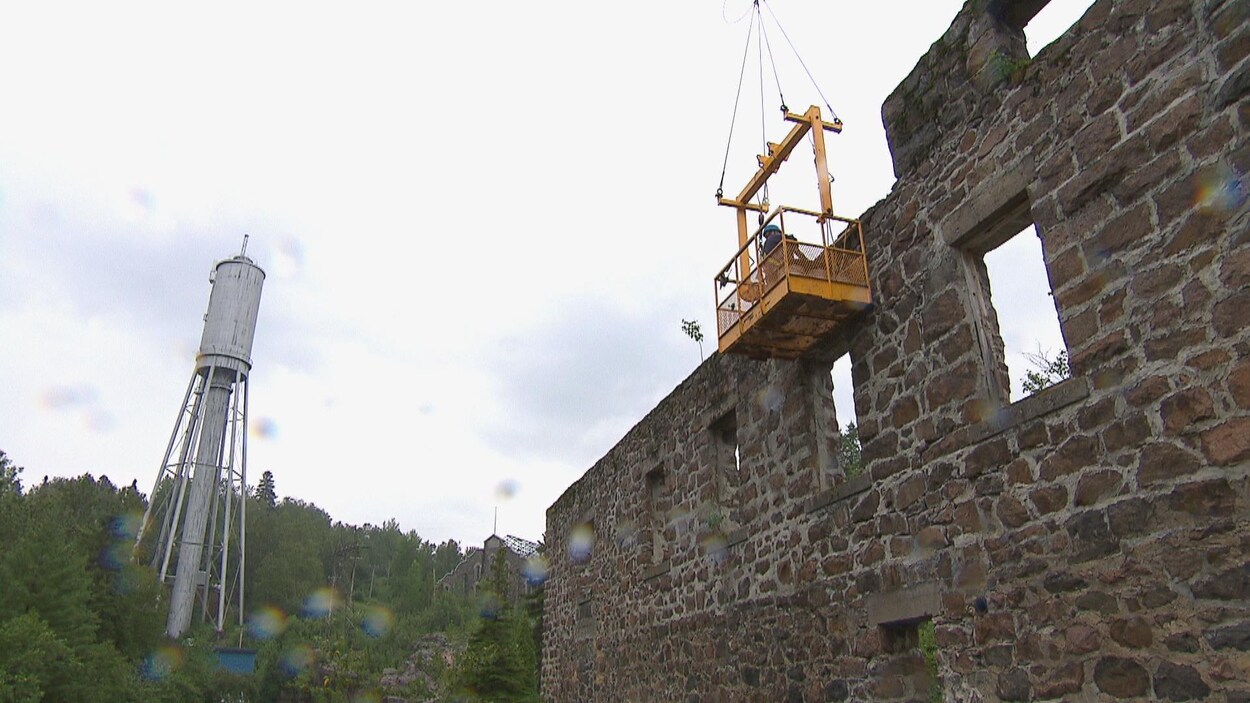 Travailleurs sur la façade du bâtiment.