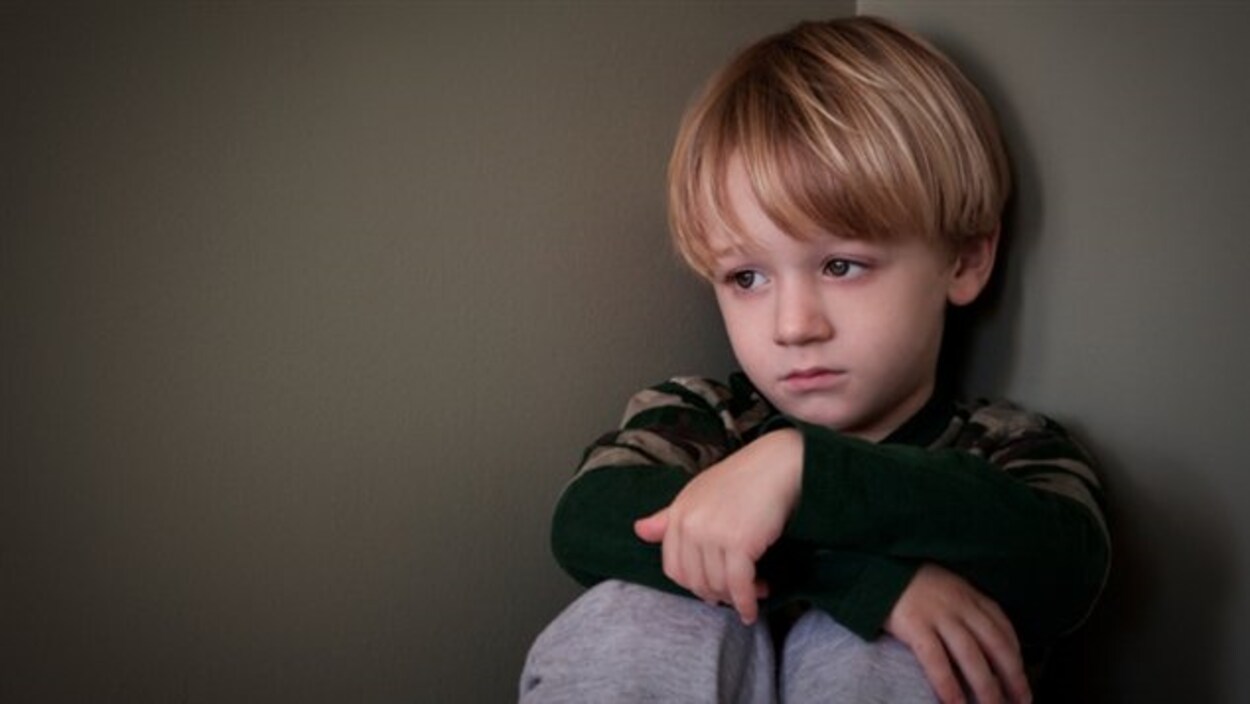 Un enfant en punition.