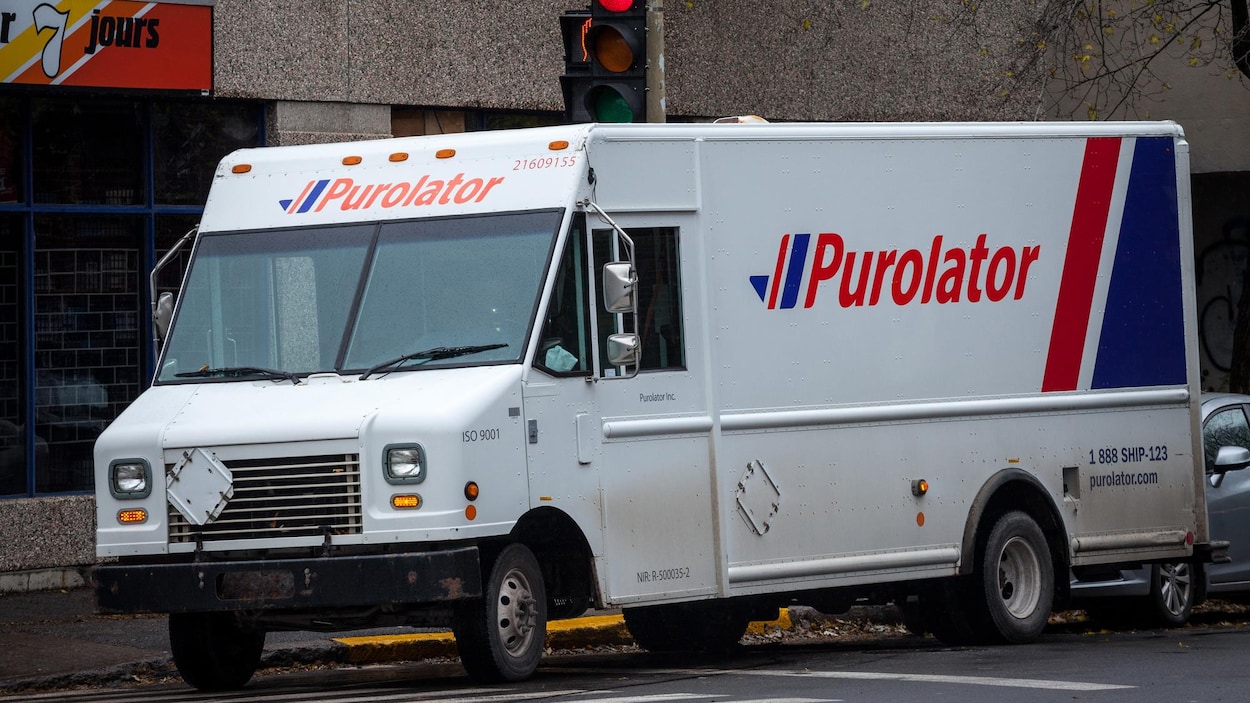 Un camion de Purolator stationné dans une rue.