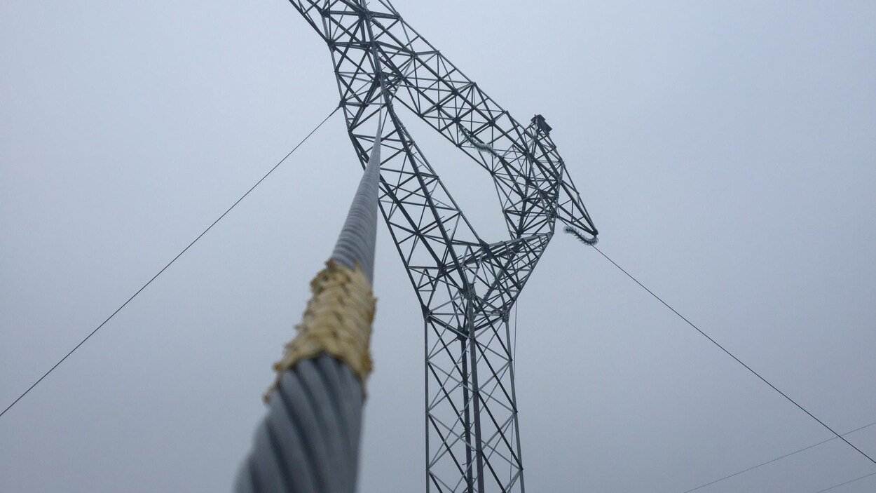 Un pylône électrique vu en contre-plongée. Un pylône électrique vu en contre-plongée.