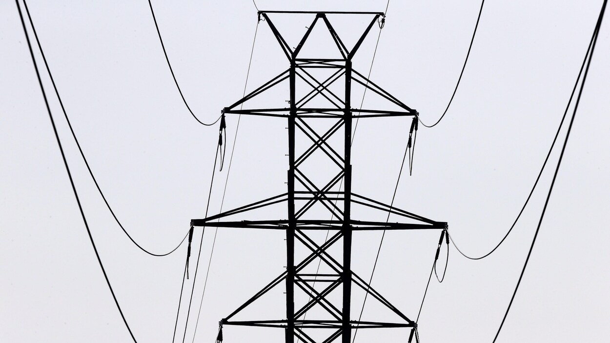 Un pylône et des lignes de transmission électriques