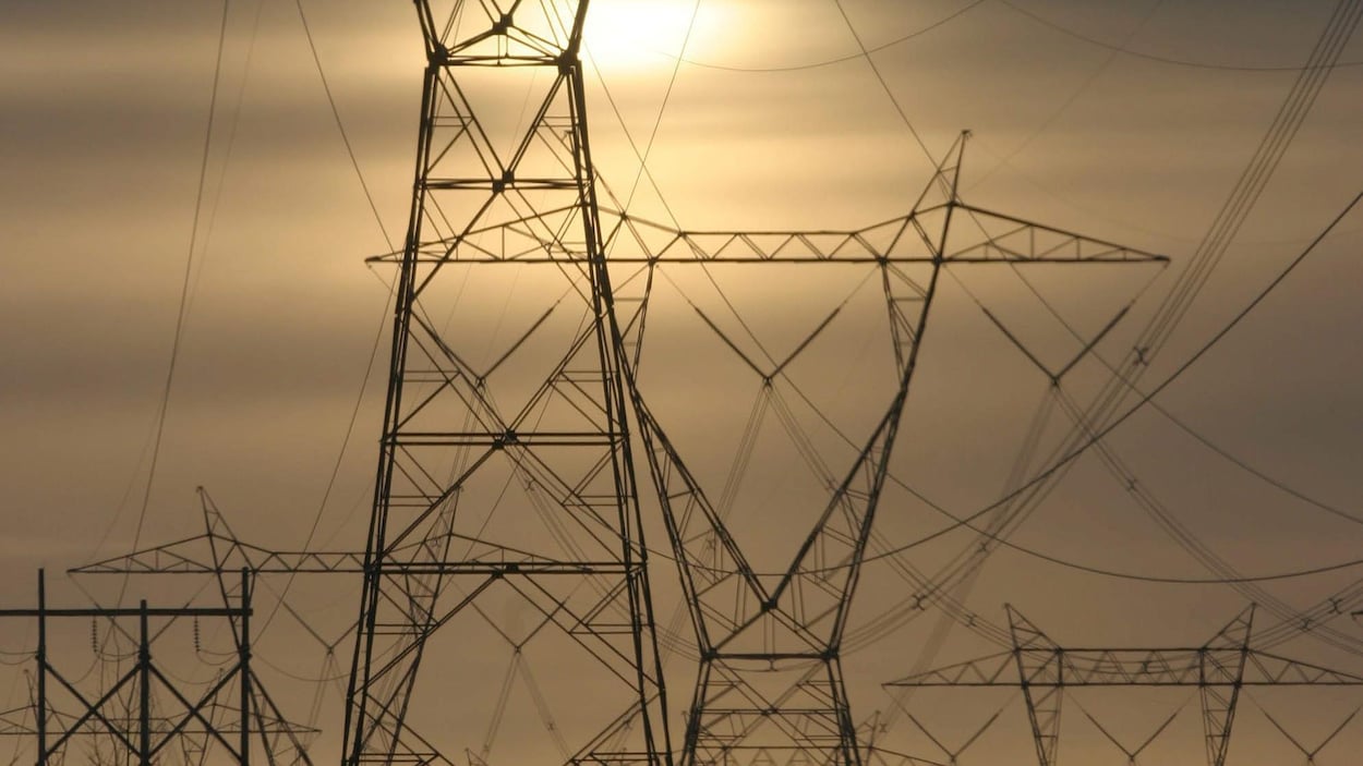 Une photo montre des pylônes d'Hydro-Québec