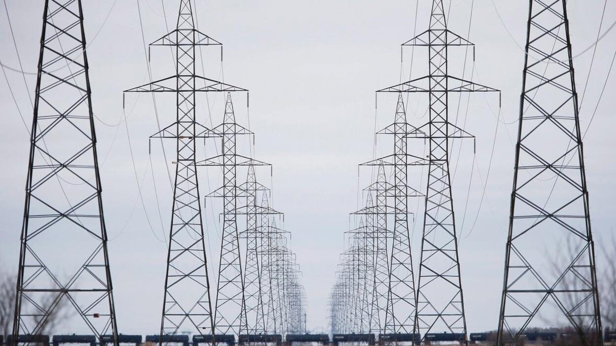 Des pylônes électriques à perte de vue sont allignés les uns après les autres