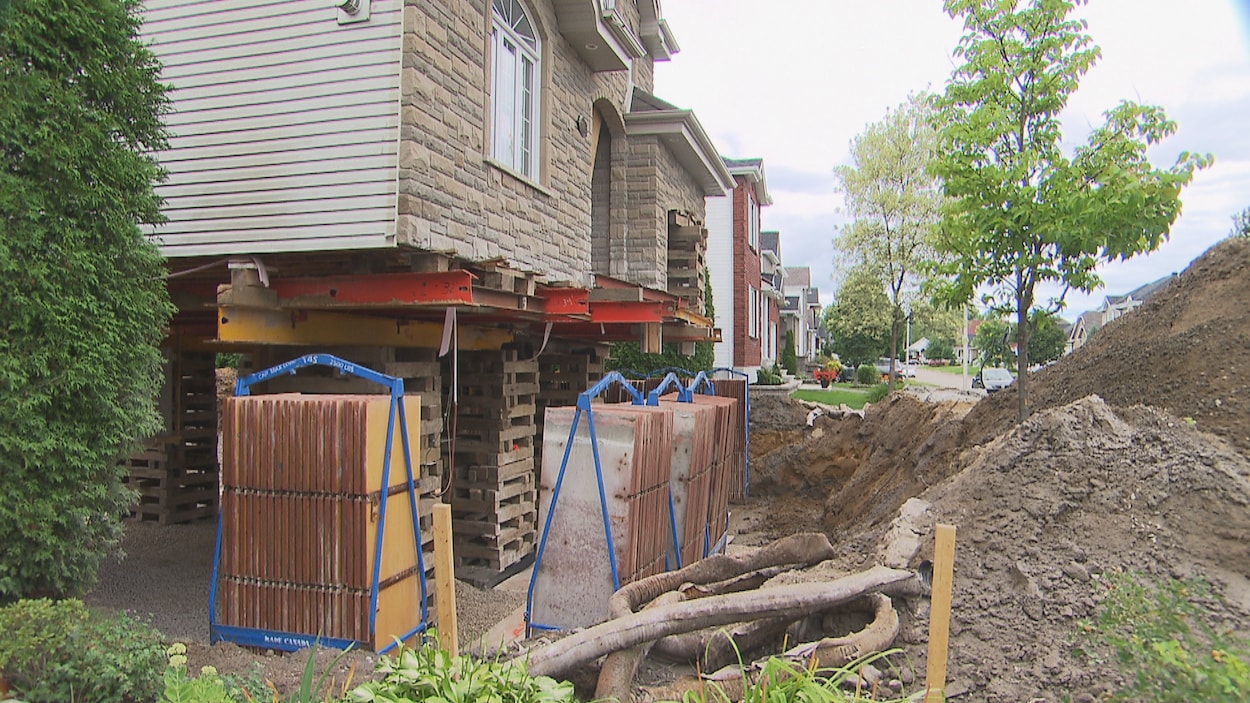 Une maison surélevée dont les fondations sont en train d'être changées.