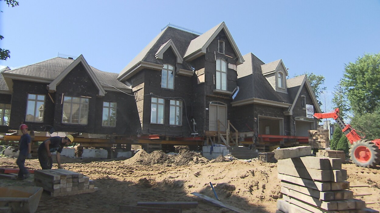 Une maison surélevée en train d'être rénovée.