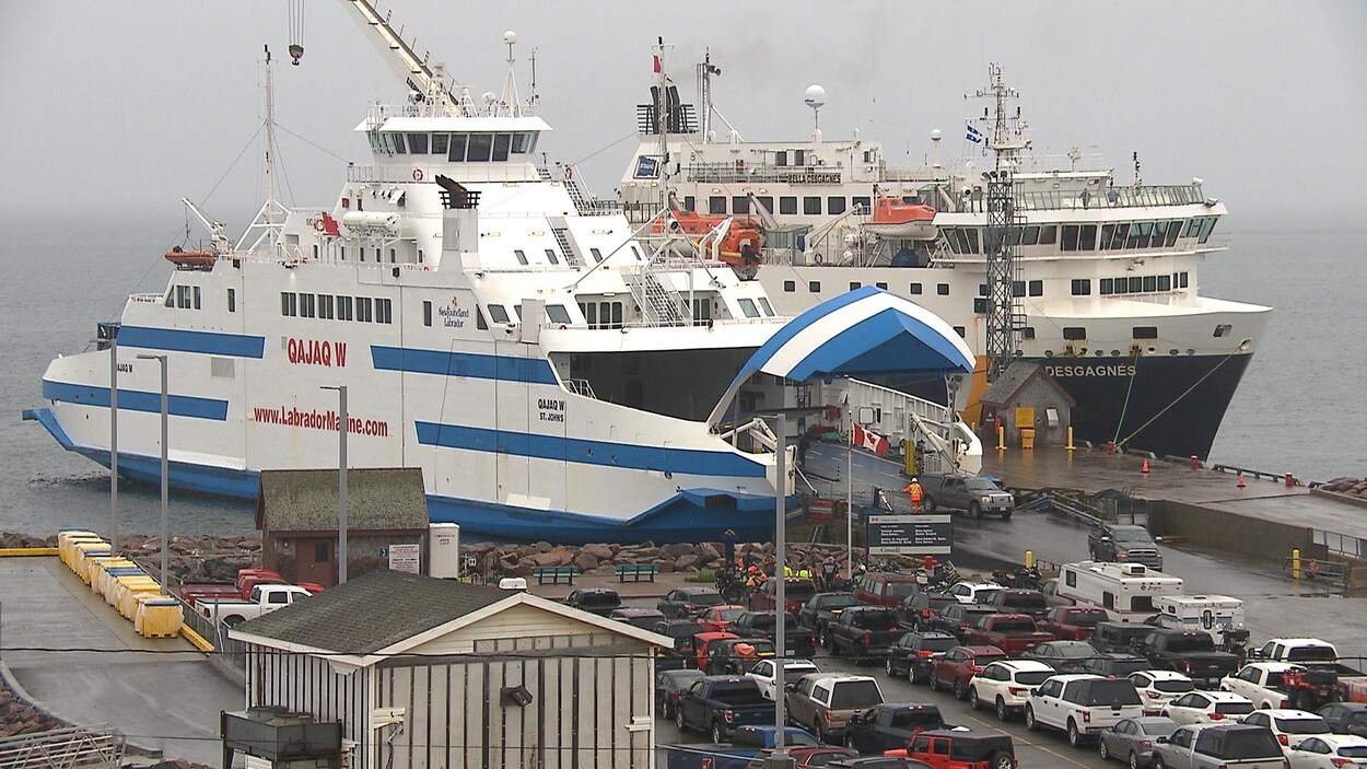 Le traversier Qajaq et le Bella Desgagnés au port de Blanc-Sablon