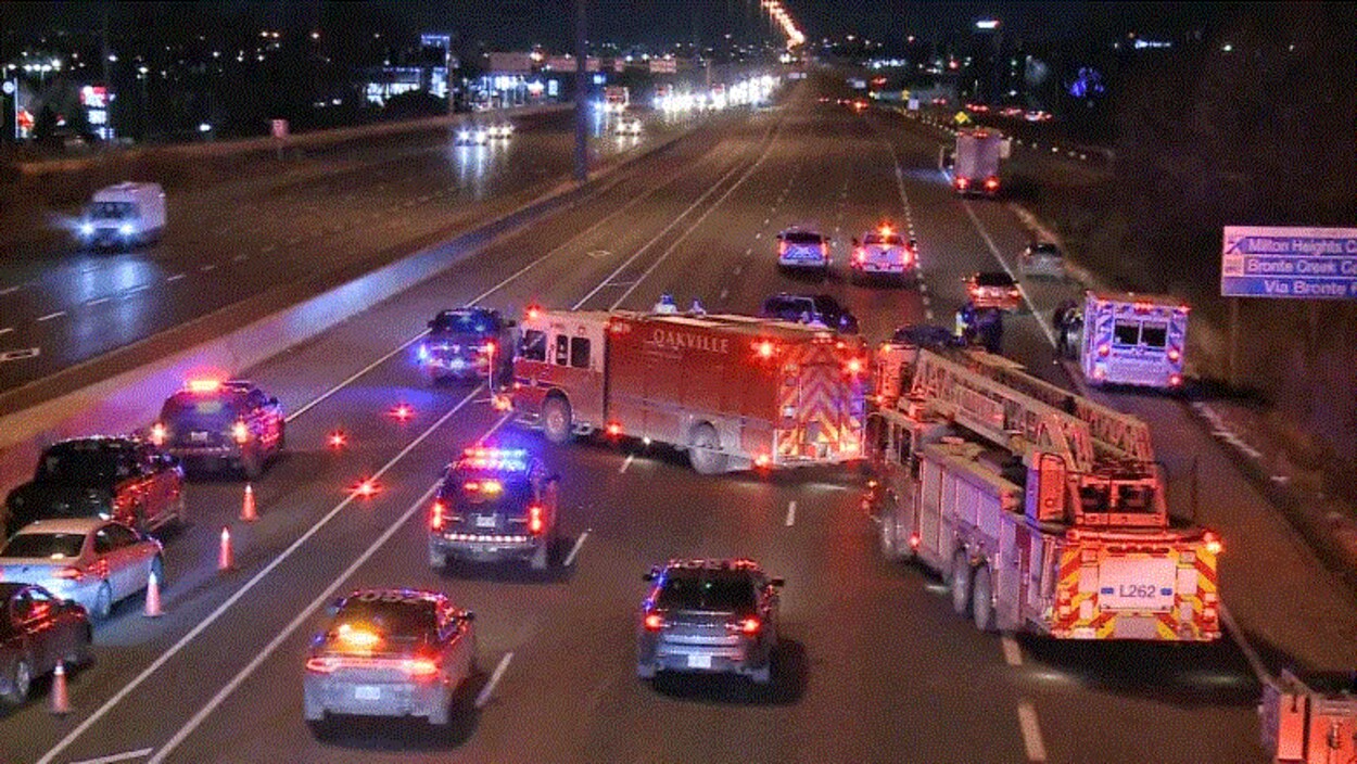 Des camions de pompier et des véhicules de police bloquent l'autoroute.