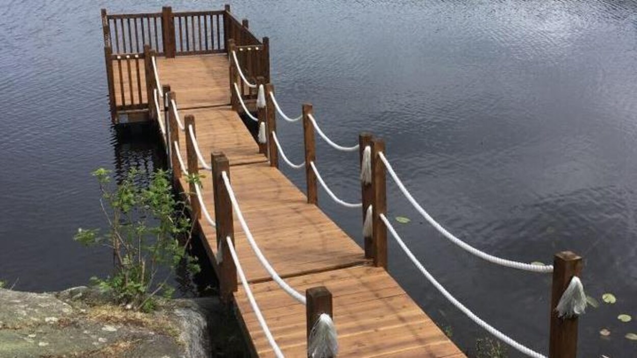 Un quai sur le bord d'un lac près de Baie-Comeau.