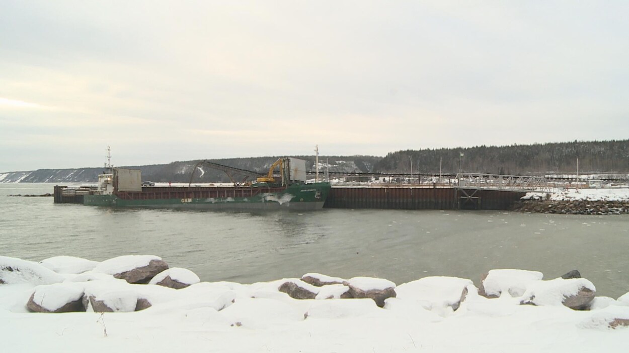 Une vue du quai de Forestville où un bateau est amarré.