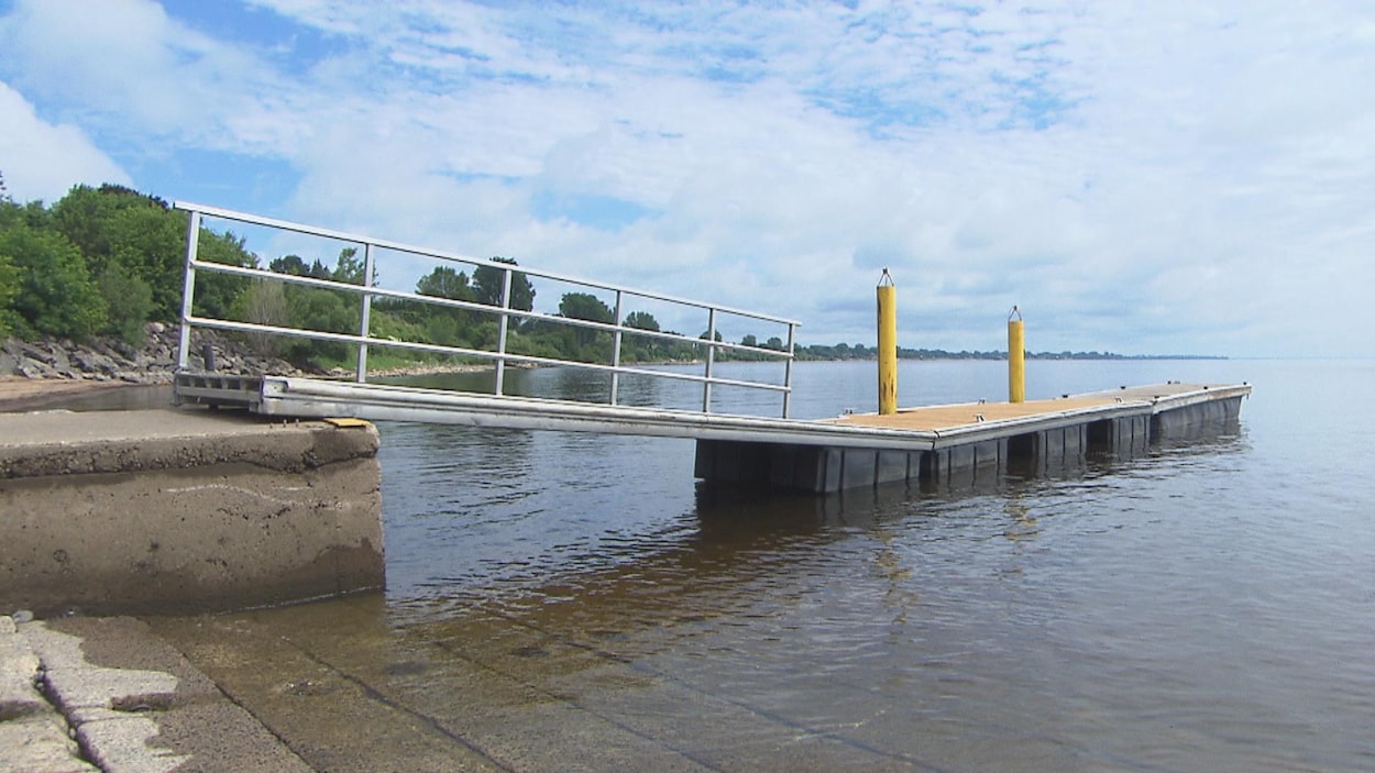 Un quai est installé sur la rivière.