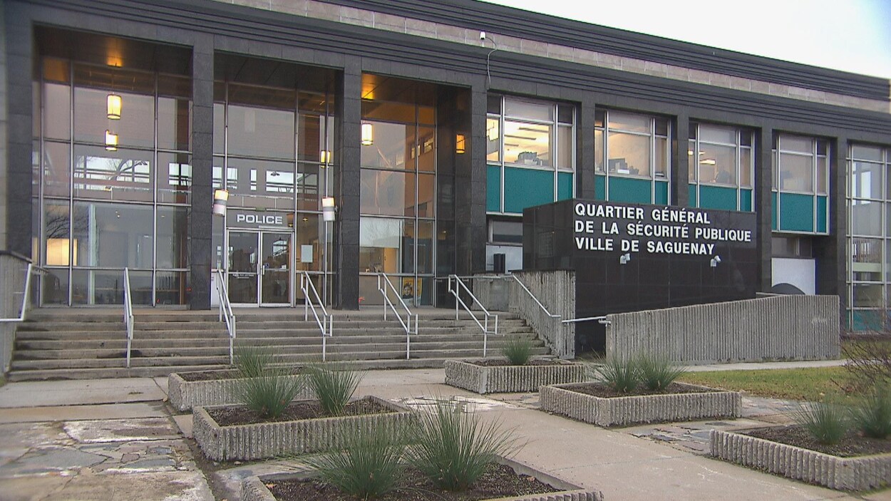 Le quartier général du Service de police de la Ville de Saguenay en été.