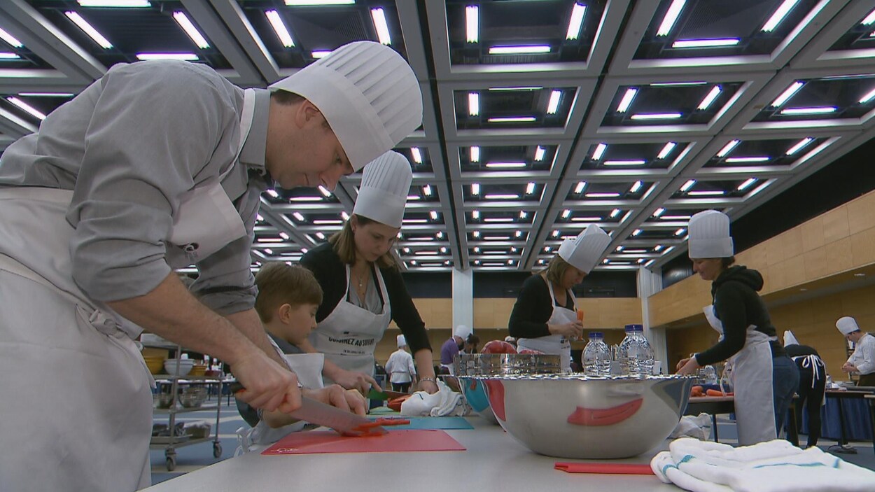 Environ 80 apprentis cuisiniers ont bénéficié de la supervision de 20 chefs réputés pour l'activité Cuisinez au suivant Environ 80 apprentis cuisiniers ont bénéficié de la supervision de 20 chefs réputés pour l'activité Cuisinez au suivant