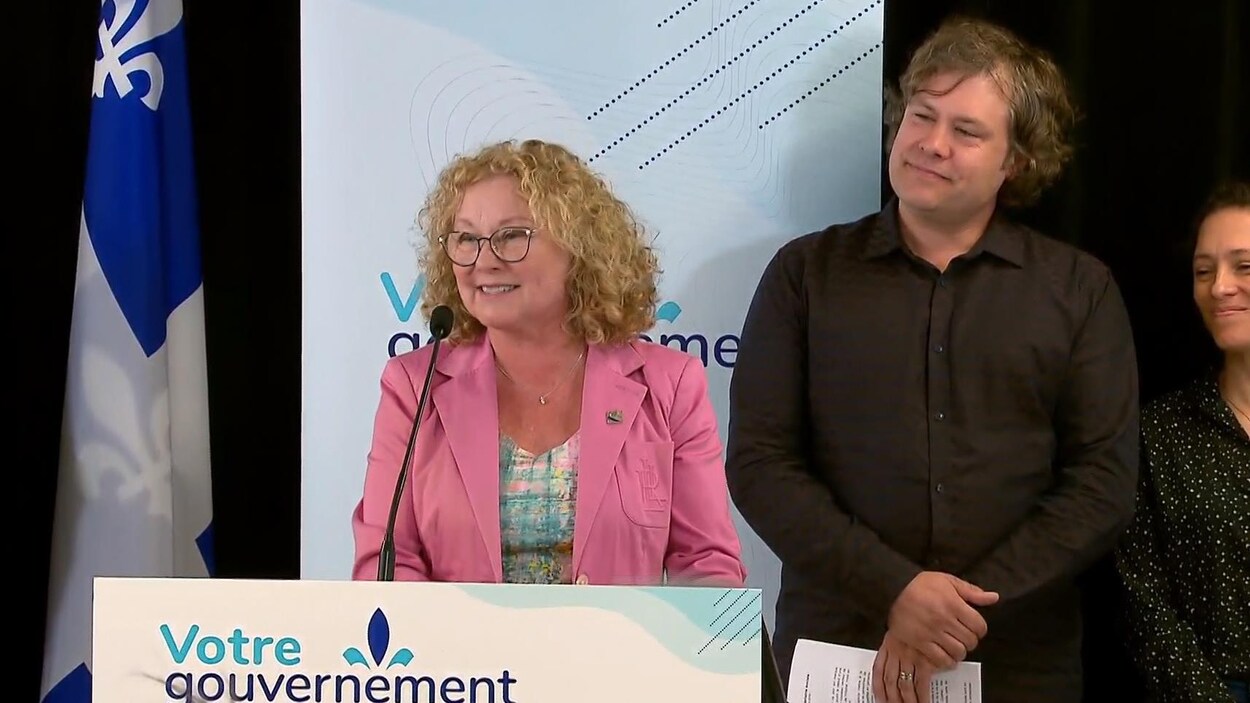 La ministre responsable des Aînés et des Proches aidants Marguerite Blais et le Dr Stéphane Lemire, président de la Fondation AGES, debout, face caméra, lors de l'annonce.