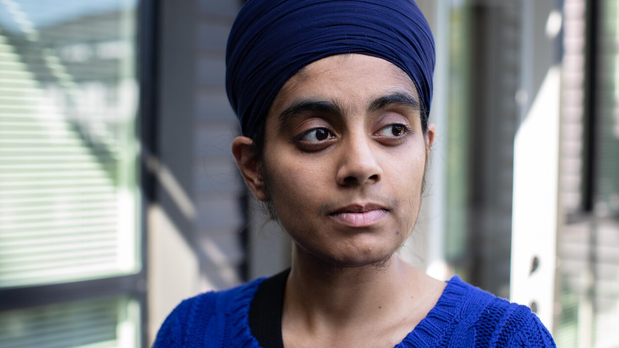 Une jeune femme sikhe.