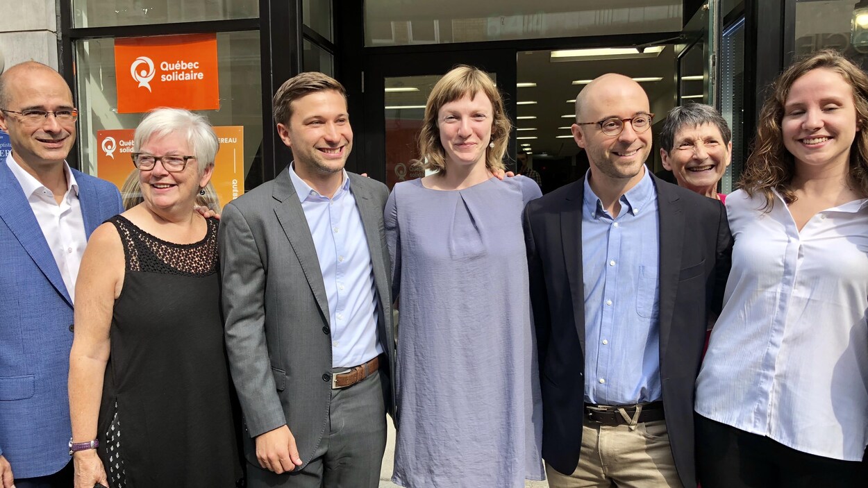 Gabriel Nadeau-Dubois entouré de candidats solidaires.
