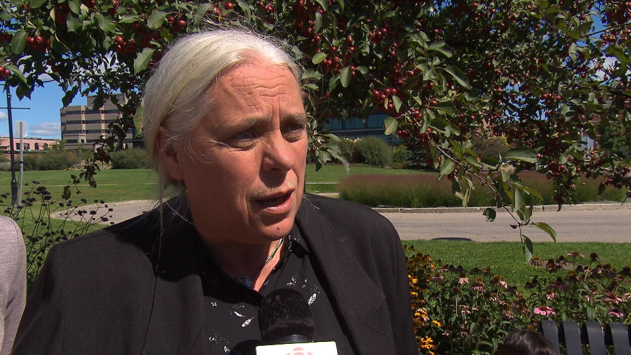 La porte-parole Manon Massé en entrevue avec Radio-Canada.