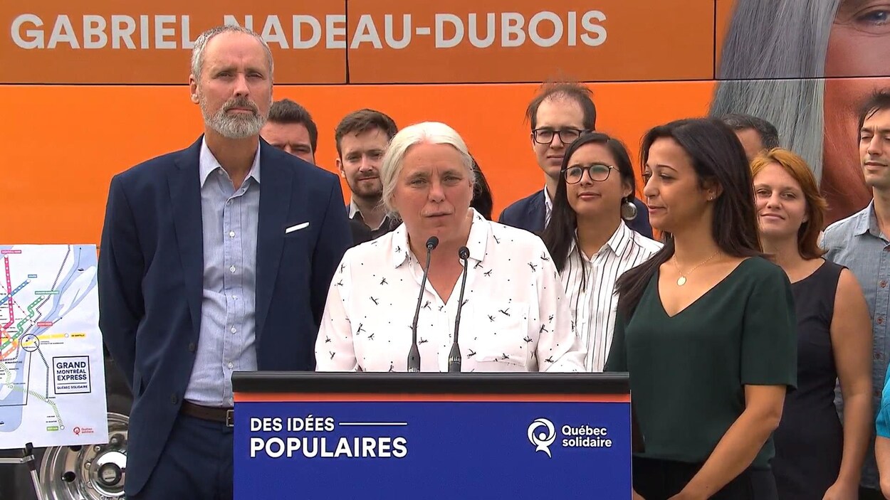 Mme Massé est entourée de Vincent Marissal, candidat dans Rosemont, et de Ruba Ghazal, candidate dans Mercier.