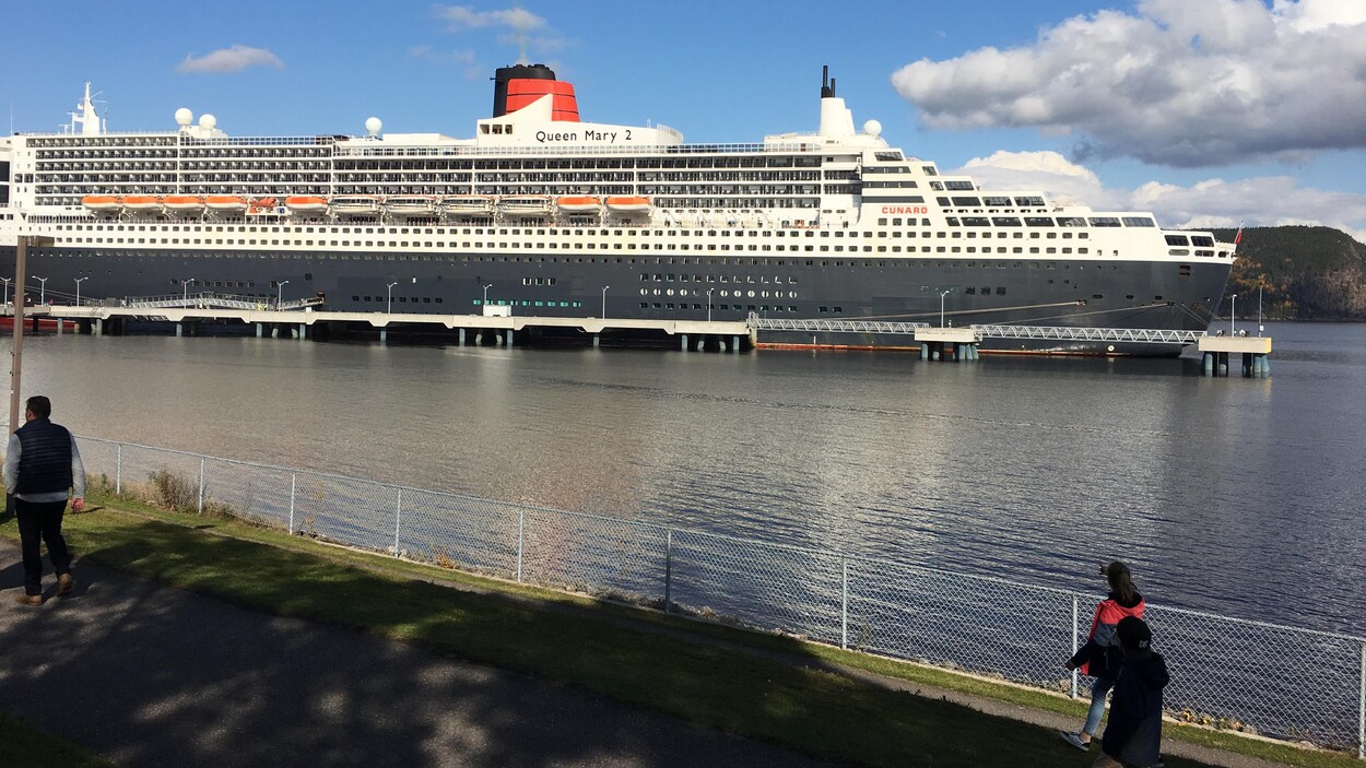 Un bateau de croisière.