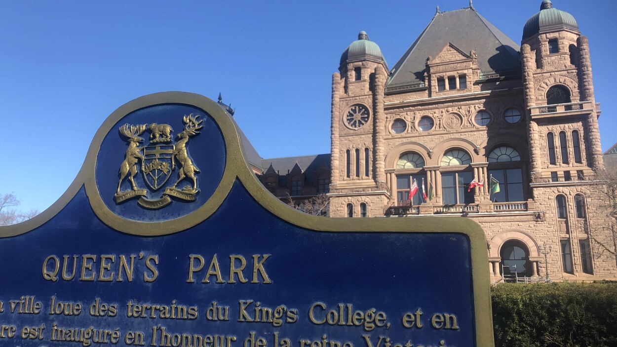 L'extérieur de l'édifice de l'Assemblée législative de l'Ontario.