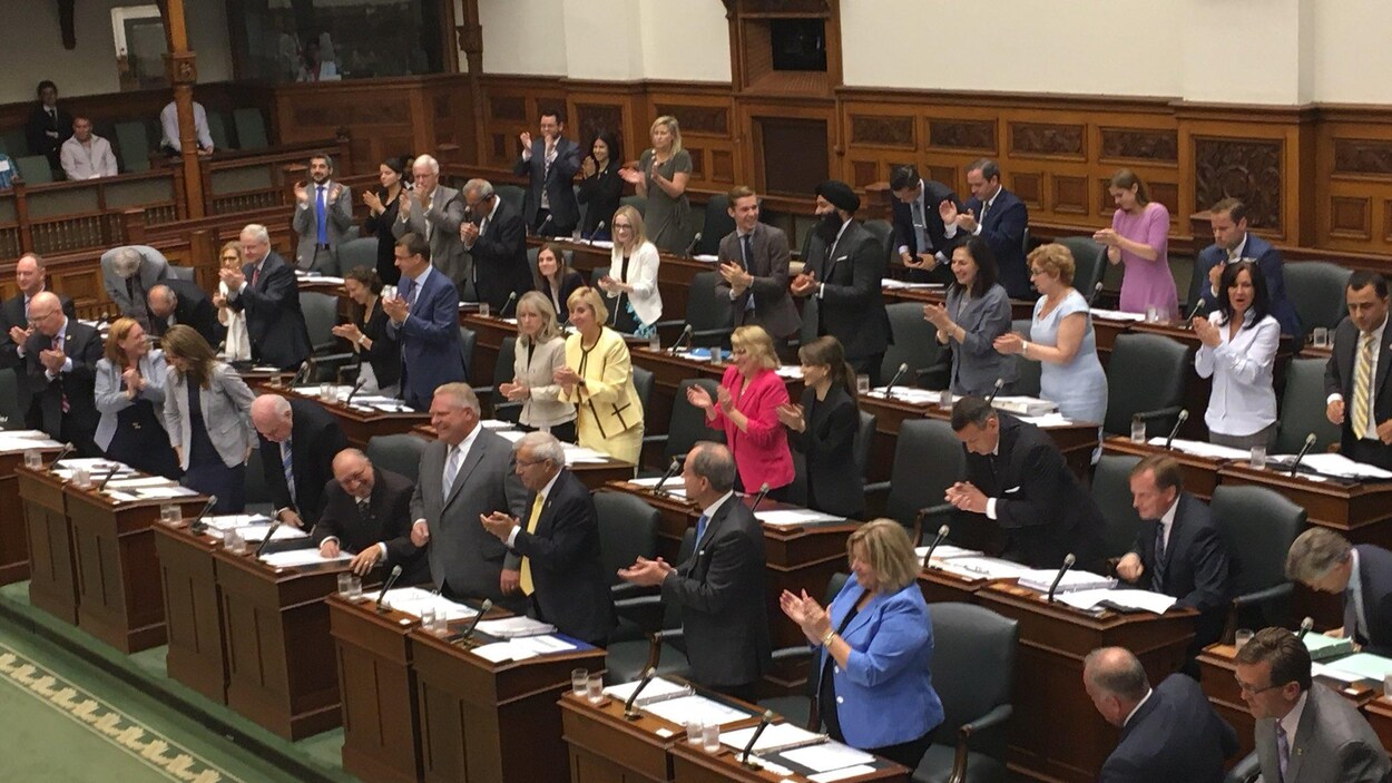 Le premier ministre de l'Ontario Doug Ford entouré du caucus progressiste-conservateur en Chambre à Queen's Park, le 30 juillet 2018.