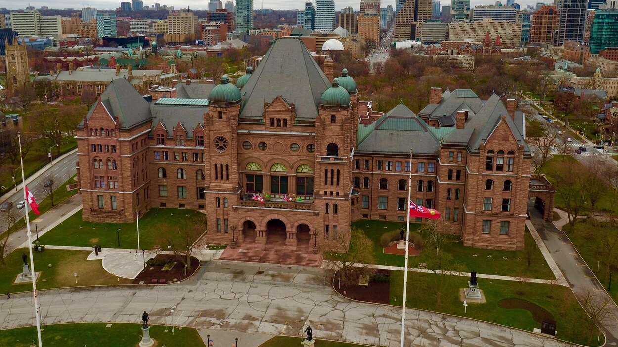 vue aérienne de l'édifice législatif de l'Ontario.