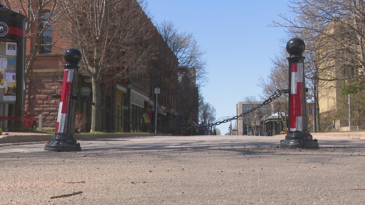 Les barrières qui ferment Victoria Row sont amovibles pour permettre aux services d'incendies d'intervenir en tout temps.