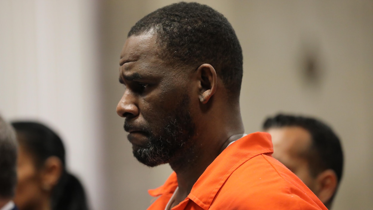 R. Kelly porte une tenue orange de prisonnier.