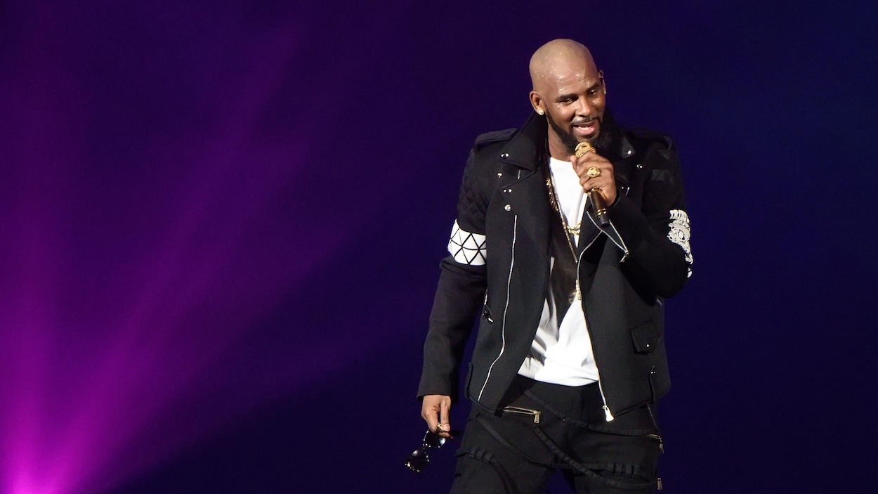 R. Kelly chante durant un concert à Chicago le 7 mai 2016 lors de sa tournée « The Buffet Tour ».