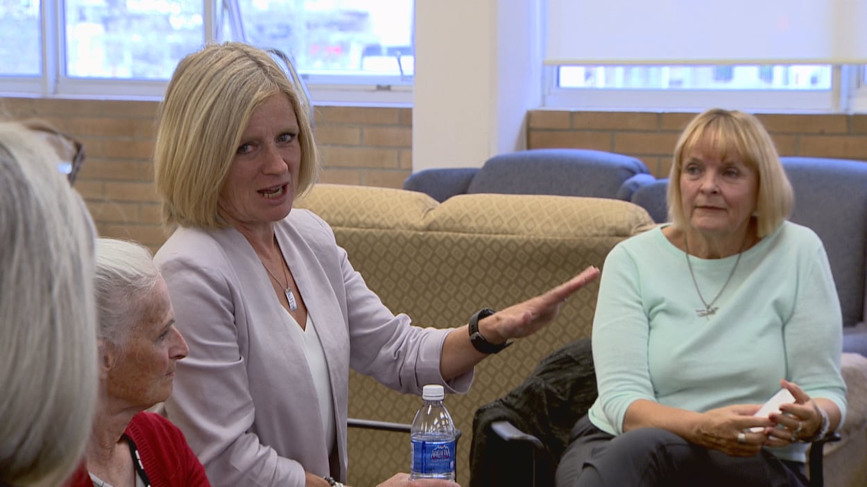 Rachel Notley parle avec des aînées dans une résidence de Calgary.
