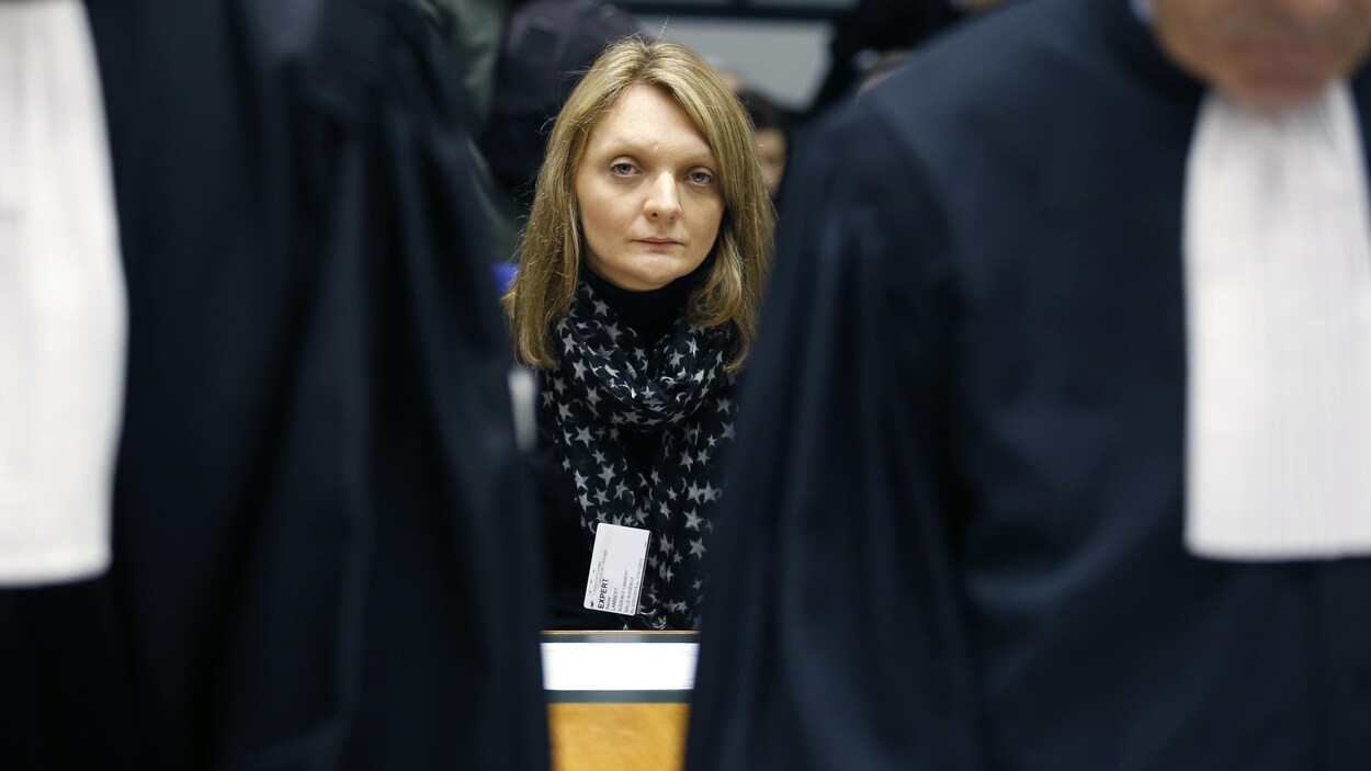 La femme est encadrée de deux avocats.