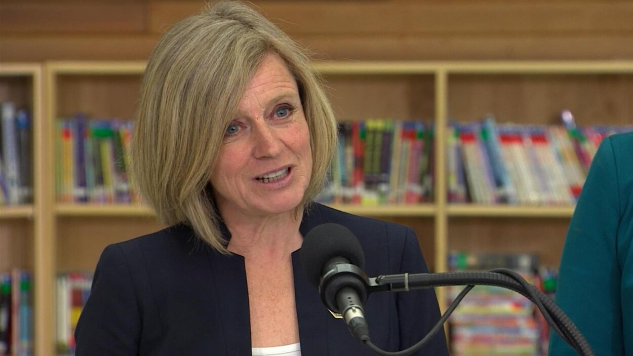 Un après le feu de Fort McMurray, Rachel Notley félicite les premiers intervenants et les résidents pour leur résilience.