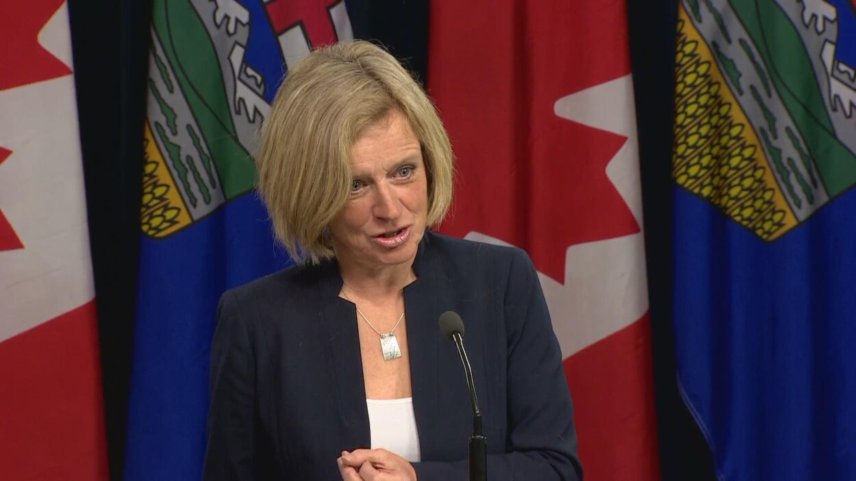 Rachel Notley devant un micro. Rachel Notley devant un micro.