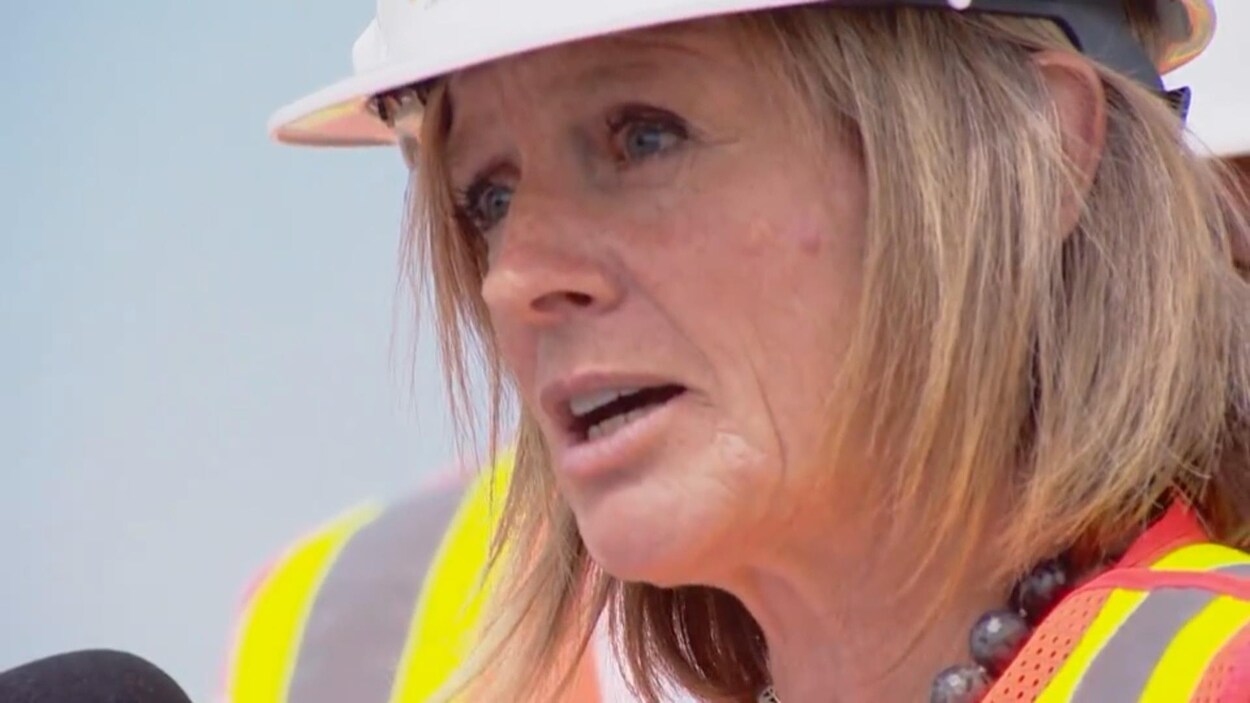 La première ministre albertaine Rachel Notley a assisté à l'inauguration du chantier de la ligne 3 d'Enbridge, vêtue de l'habit et du casque des travailleurs. La première ministre albertaine Rachel Notley a assisté à l'inauguration du chantier de la ligne 3 d'Enbridge, vêtue de l'habit et du casque des travailleurs.