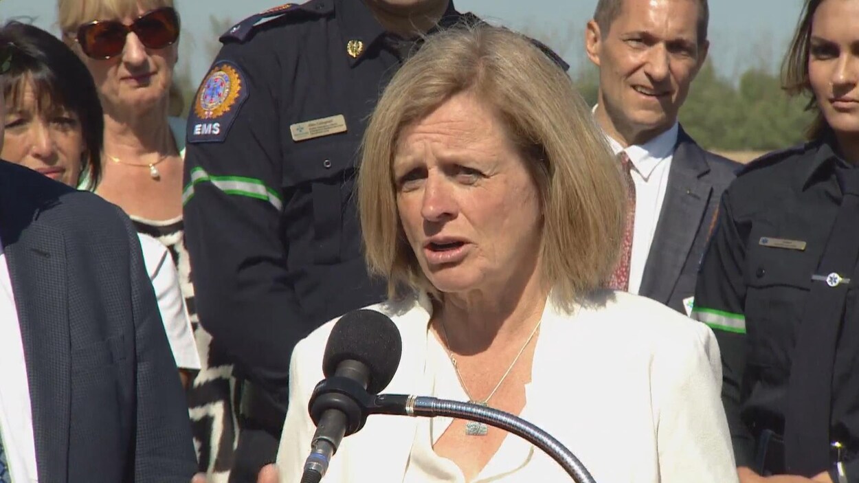 Rachel Notley au micro qui répond aux questions des journalistes