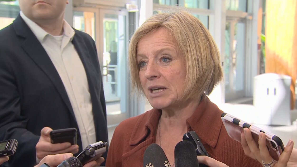 Rachel Notley en mêlée de presse.