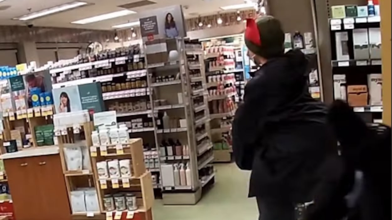 « Robins des ruelles » : des militants volent une épicerie à Montréal