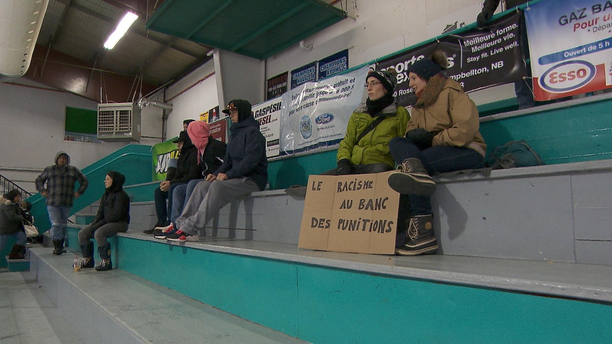Des spectateurs assistent à un match amical qui vise à dénoncer le racisme dans les arénas.