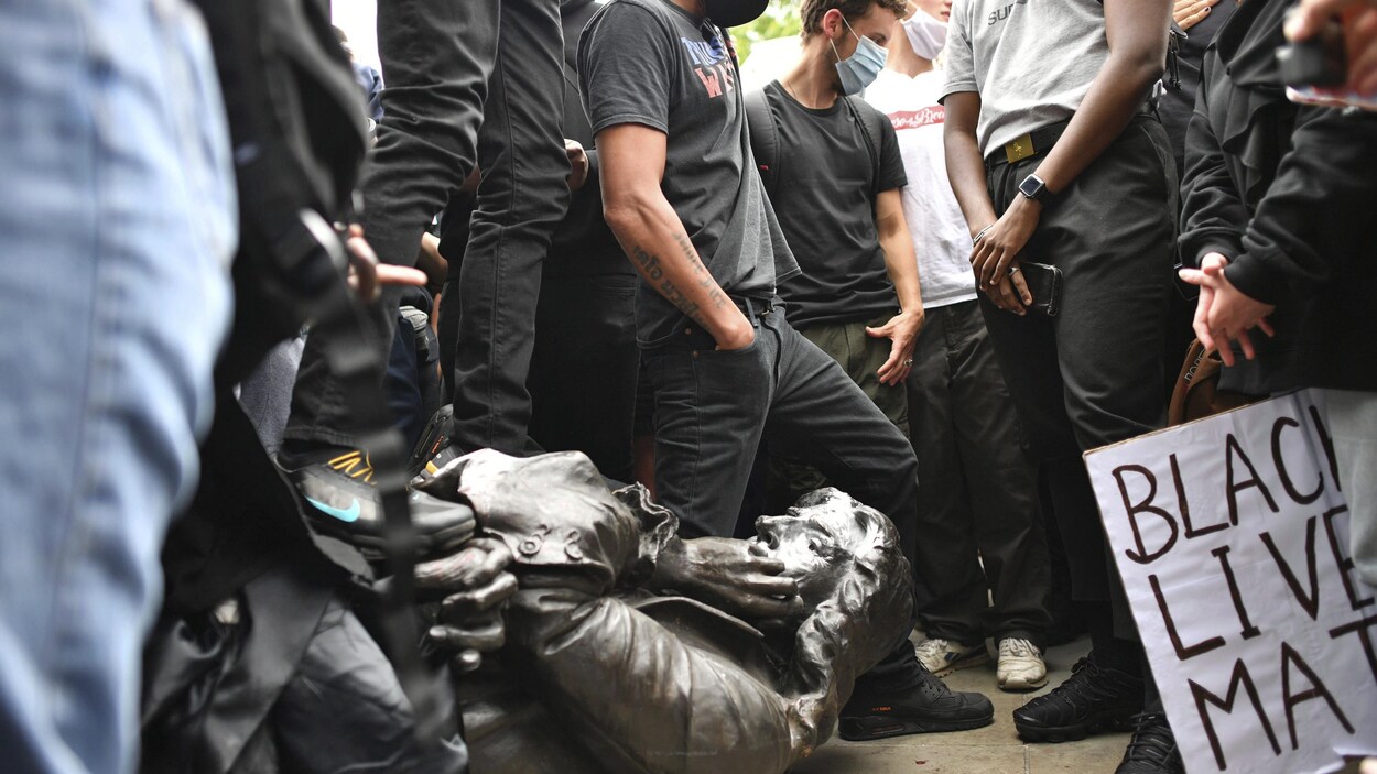 Des manifestants autour de la statue déboulonnée.