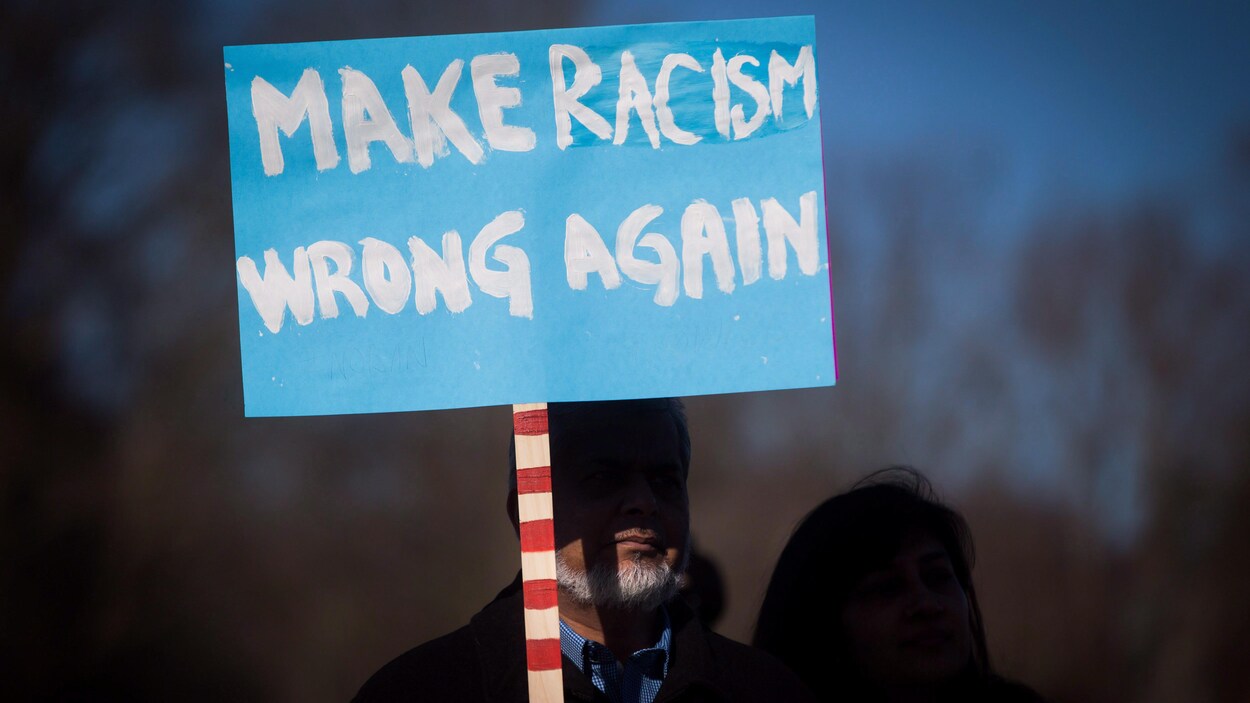 Un homme manifeste contre le racisme à Surrey, en Colombie-Britannique, le 12 février 2017.
