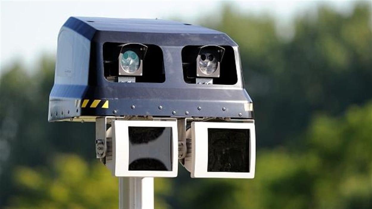 Les radars photo peuvent être fixes ou mobiles. Le radar prend un cliché du numéro d'immatriculation de l'automobiliste contrevenant et l'amende lui est envoyée par la poste.