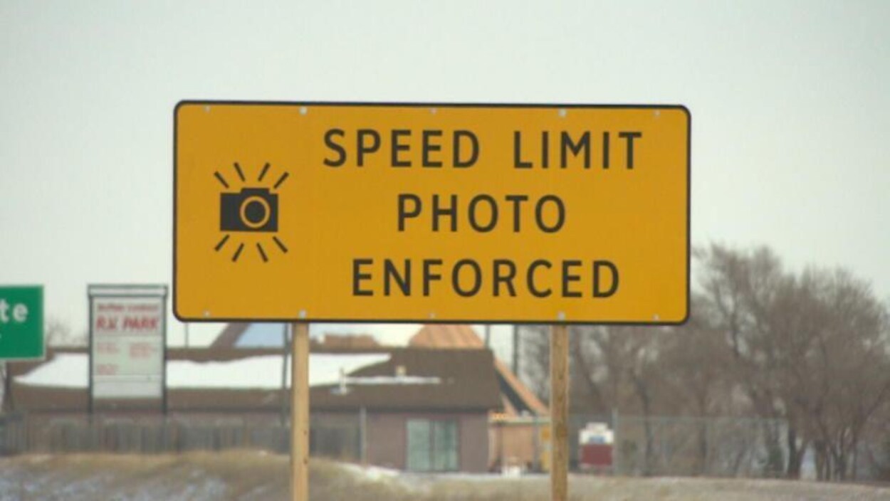 Une affiche sur la route annonçant un radar.