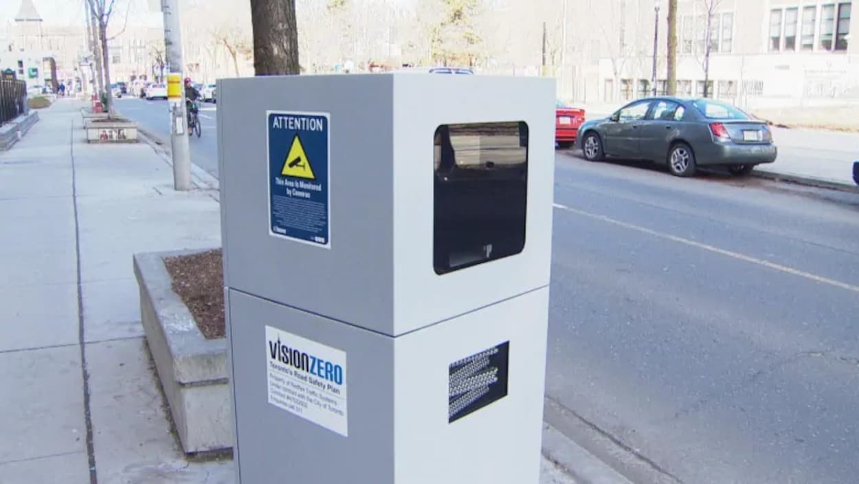 Un radar photo près d'une rue à Toronto.