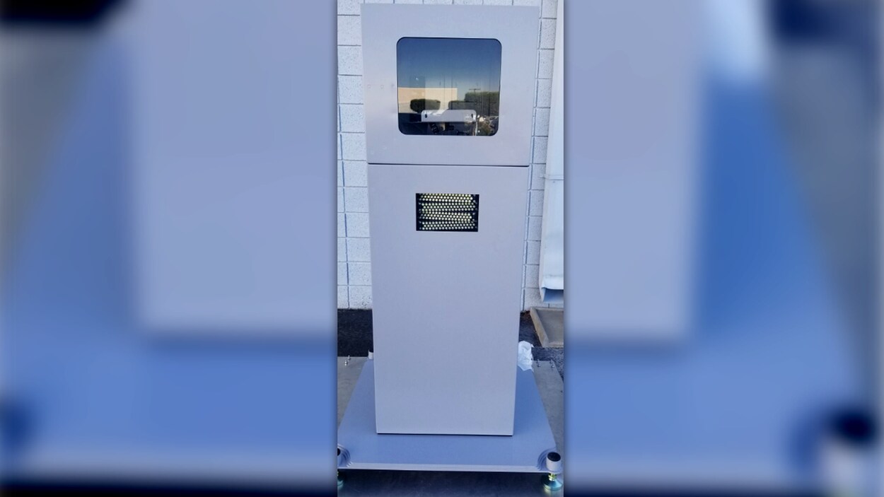 Un radar photographique de grande taille.