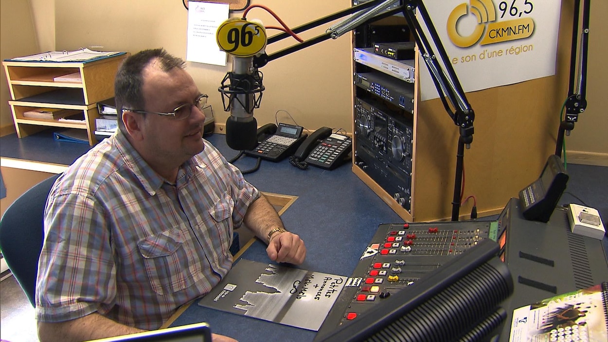 Un animateur derrière le micro et la console de CKMN à Rimouski. Un animateur derrière le micro et la console de CKMN à Rimouski.