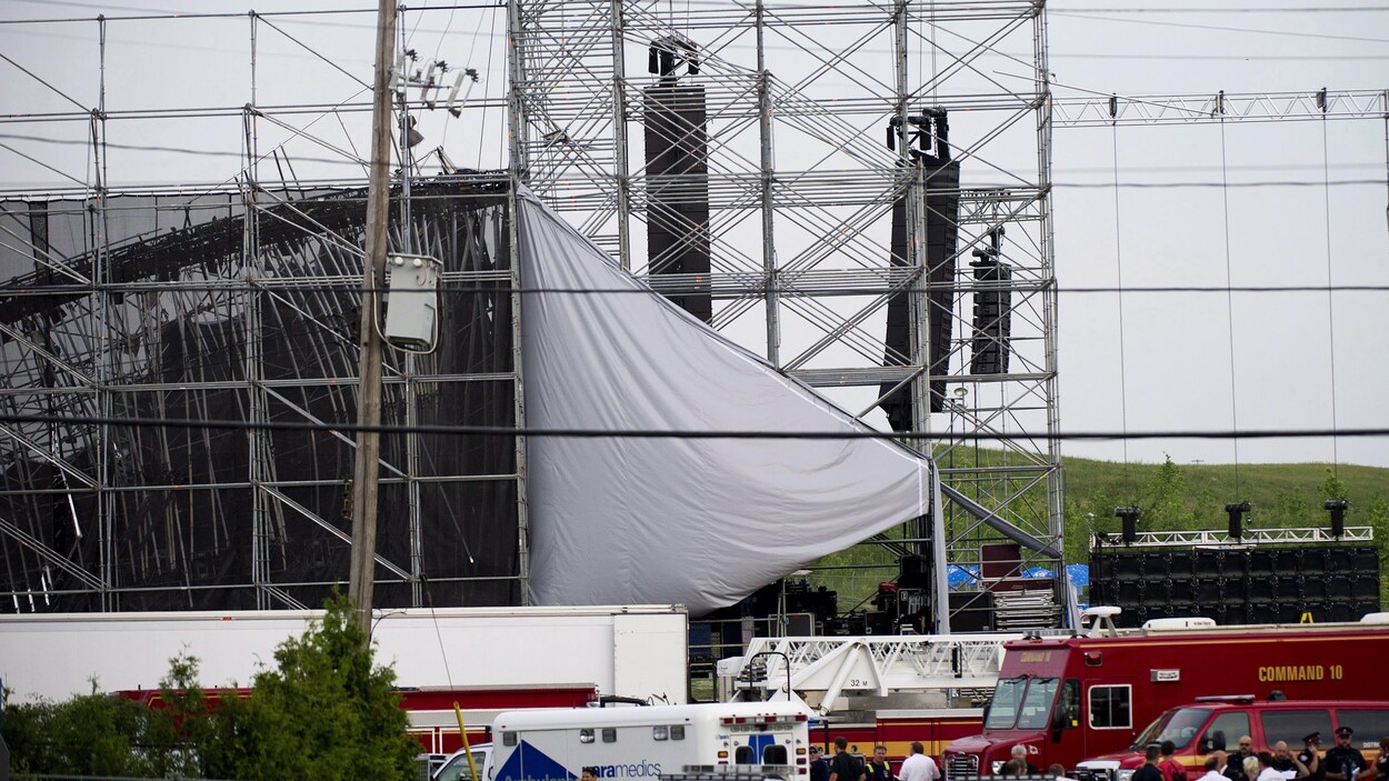 Photo de camions de pompier et d'une ambulance au parc Downsview après l'accident.
