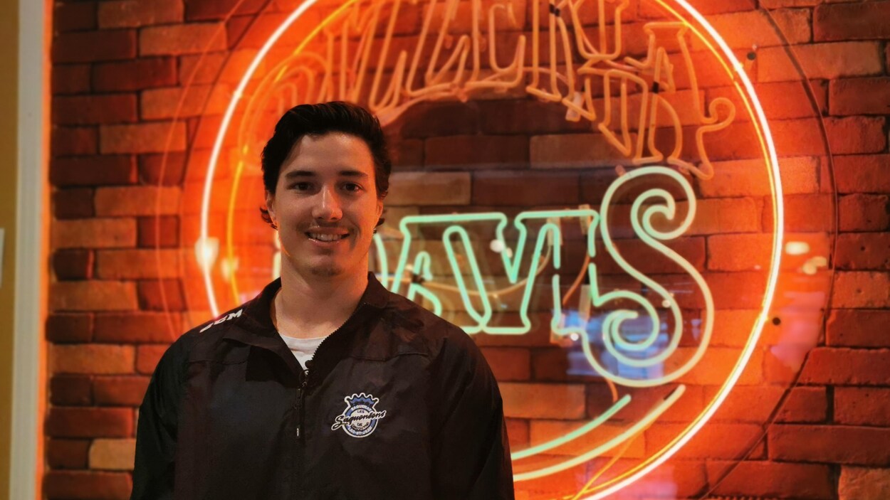 Le hockeyeur Rafaël Harvey-Pinard se trouve dans le restaurant familial.